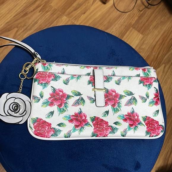 Free With a Purchase 200$ and Up Guess - Picture 2 of 7